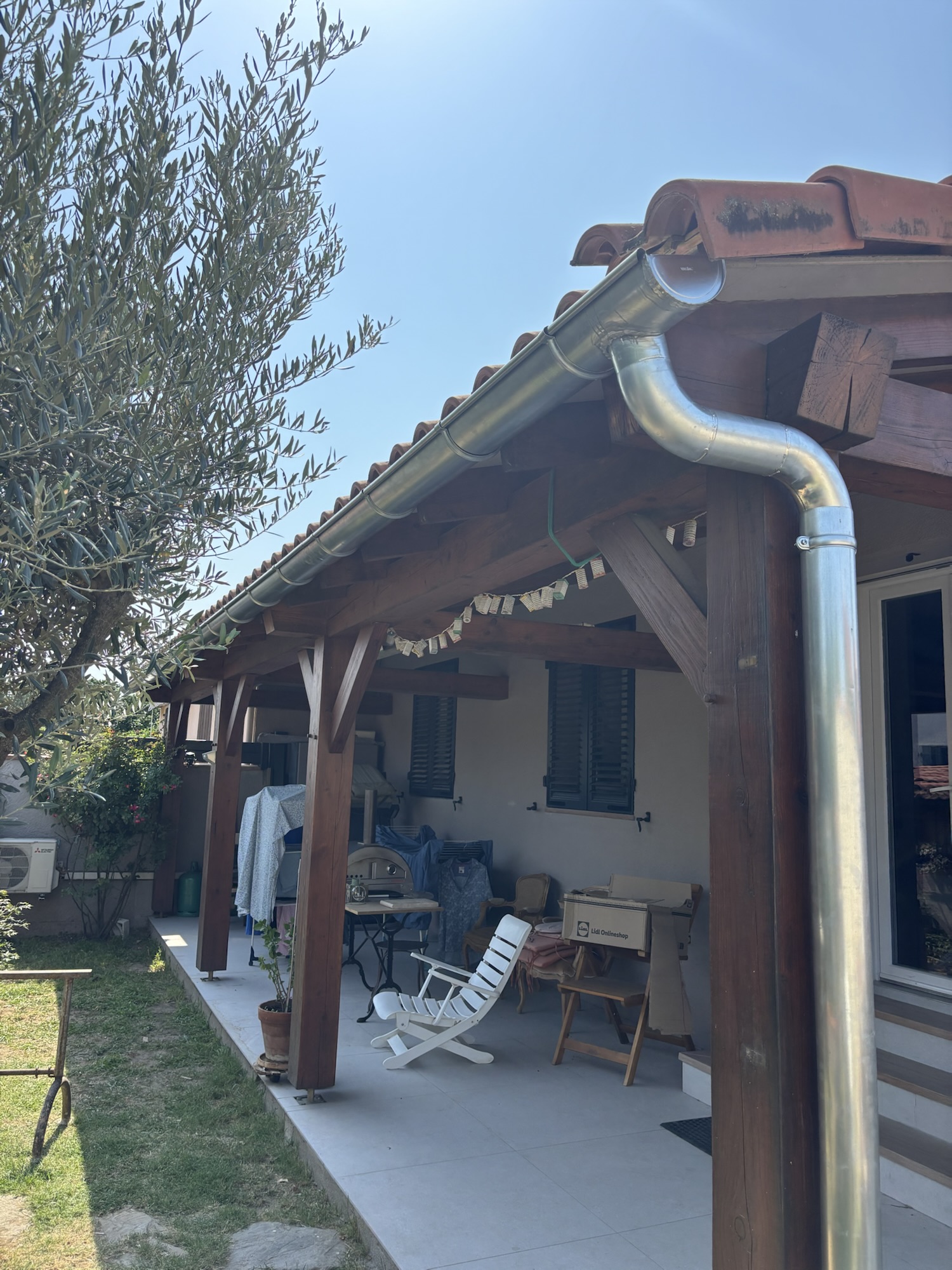 Pose de tuiles - chantier couverture BAllyRenov dans les Landes